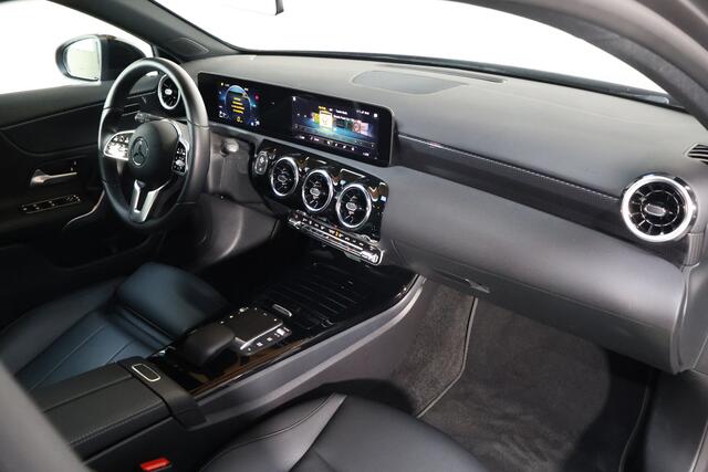 Mercedes-Benz A-KLASSE 180 Luxury Line | Camera | Magno | Pano | Leder