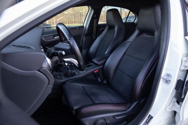 Mercedes-Benz A-KLASSE 180 Business Solution AMG Upgrade Edition , Stoelverwarming, Camera, Led, NAP