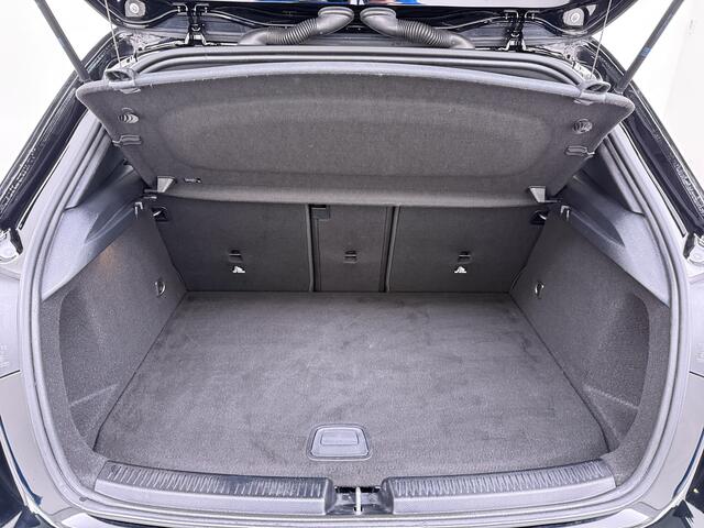 Mercedes-Benz A-KLASSE 250e AMG // Panoramadak // Distronic // Carplay // 18" // Nightpakket // All Season Banden // Widescreen