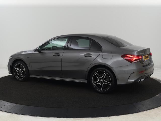 Mercedes-Benz A-KLASSE 250e AMG Limited | Carplay | Stoelverwarming | Leder/Alcantara | Widescreen | Sfeerverlichting | Navigatie | Camera | Full LED | Park Assist | PHEV | Plug In