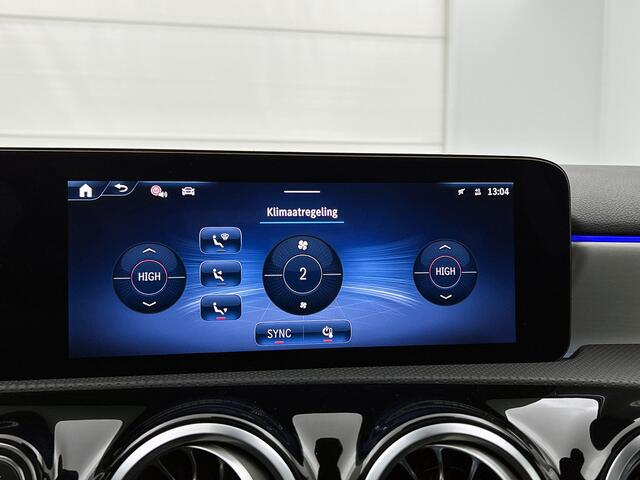Mercedes-Benz A-KLASSE 180 Business Solution AMG | AMG Line Plus pakket | Nightpakket | Trekhaak | Burmester sound system | GUARD 360° Voertuigbescherming Plus | 360° camera | Head-up display | 19 inch AMG velgen | Panoramaschuifdak | Augmented Reality navigatie |