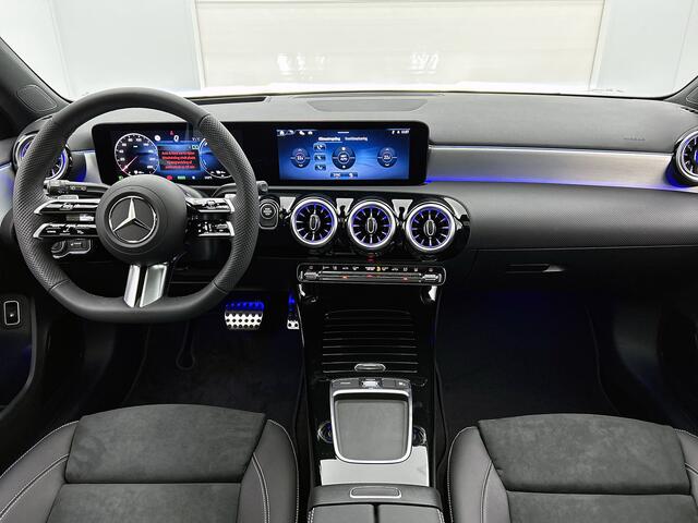 Mercedes-Benz A-KLASSE 250 e Business Solution AMG | AMG Line Plus pakket | Nightpakket | Smartphone-integratie | Panoramaschuifdak | MULTIBEAM LED | 360° camera | Head-up display | 19 inch AMG velgen | Augmented Reality navigatie |