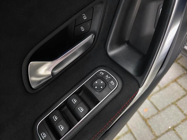 Mercedes-Benz A-KLASSE 250 e AMG | Pano | HUD | Trekhaak | Sfeerv. | Widescreen |