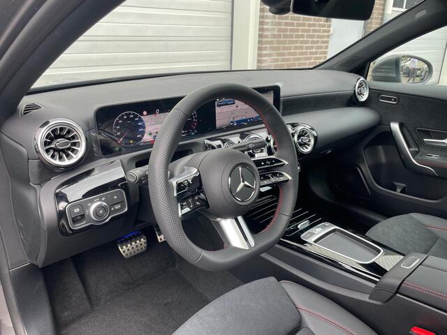 Mercedes-Benz A-KLASSE 250 e AMG | Panoramadak | Dodehoekassistent | Privacy Glas Achter | Sfeerverlichting | Stoelverwarming | Parkeersensoren |