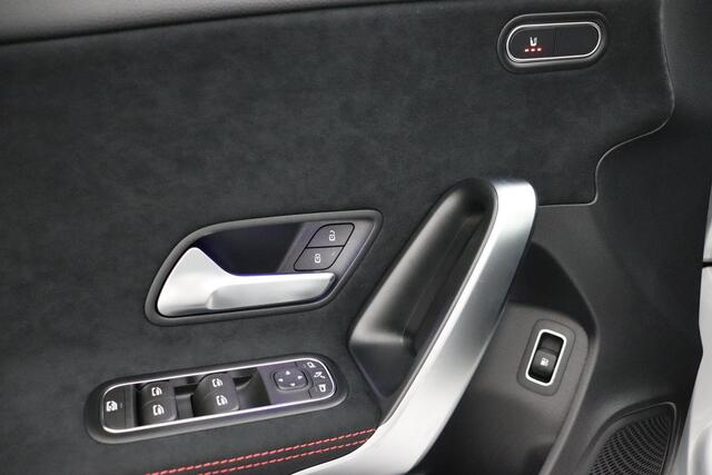 Mercedes-Benz A-KLASSE 250 e AMG | Panoramadak | Dodehoekassistent | Privacy Glas Achter | Sfeerverlichting | Stoelverwarming | Parkeersensoren |