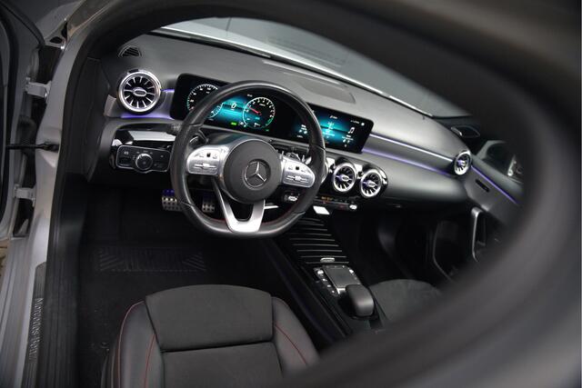 Mercedes-Benz A-KLASSE 180 Business Solution AMG | Stoelverwarming | Camera | Ambiance Verlichting | Keyless | Apple Carplay | Navigatie | Cruise Control |