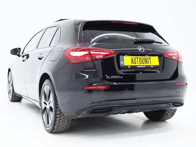 Mercedes-Benz A-KLASSE 250 e Luxury Line | Panoramadak | Sfeerlicht | Camera | Keyless | Zwarte Hemel | Cruise | DAB