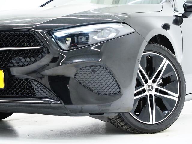 Mercedes-Benz A-KLASSE 250 e Luxury Line | Panoramadak | Sfeerlicht | Camera | Keyless | Zwarte Hemel | Cruise | DAB