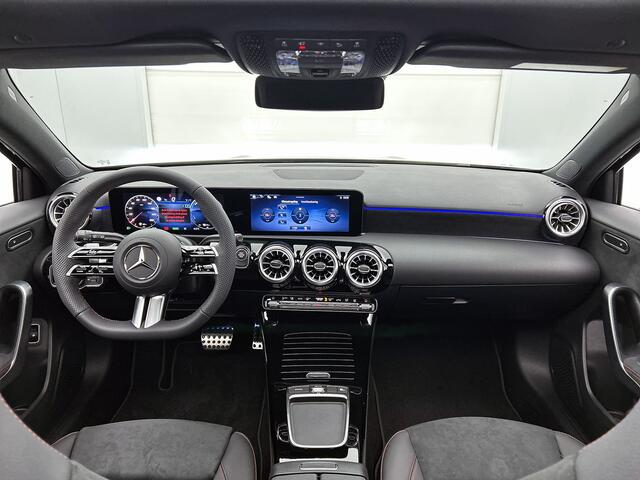 Mercedes-Benz A-KLASSE 250 e Business Solution AMG | Nightpakket | Smartphone-integratie | Panoramaschuifdak | MULTIBEAM LED | THERMOTRONIC | Sfeerverlichting | Stoelverwarming voor |