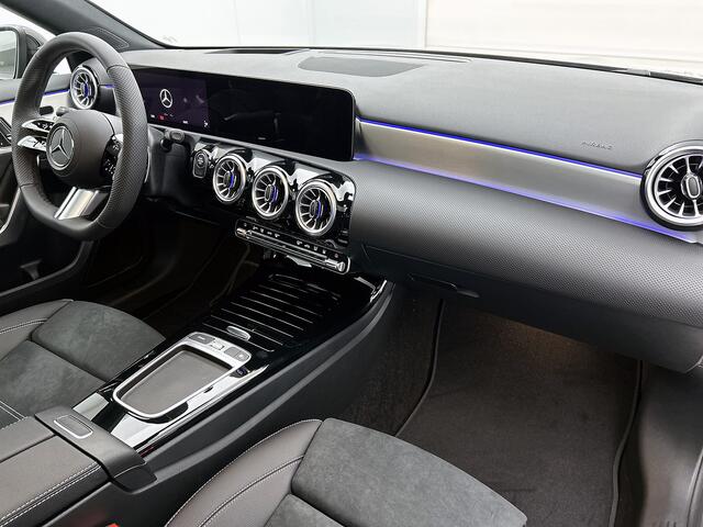 Mercedes-Benz A-KLASSE 250 e Business Solution AMG | AMG Line Plus pakket | Trekhaak | 360° camera | Smartphone-integratie | Panoramaschuifdak | MULTIBEAM LED | Head-up display | 19 inch AMG velgen | Augmented Reality navigatie |