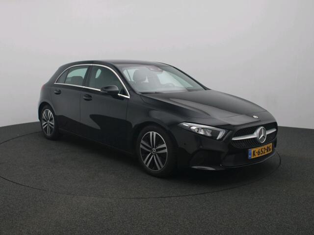 Mercedes-Benz A-KLASSE 160 Business Solution Luxury Ledkoplampen | Sfeerverlichting | Parkeerpakket met achteruitrijcamera | Stoelverwarming | Lederlook ARTICO. Inclusief 24 maanden Mercedes-Benz Certified garantie voor Europa.
