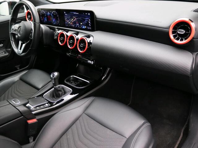 Mercedes-Benz A-KLASSE 180 Ledkoplampen | Achteruitrijcamera | Navigatiesysteem met harde schijf | Apple CarPlay. Inclusief 24 maanden Mercedes-Benz Certified garantie voor Europa.