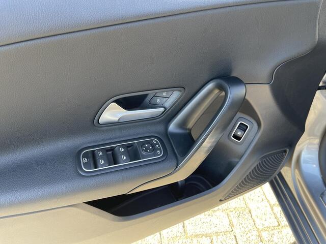 Mercedes-Benz A-KLASSE 250 e 17"/Dodehoek/Camera/PDC v+a/Apple Carplay & Android Auto/DAB/Navigatie/Climate