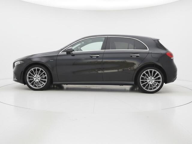 Mercedes-Benz A-KLASSE 250 e AMG-Line | Clima | Cruise | Multimedia/Navi | Pano | Leder | Stoelverwarming | Memory Seats | PDC + 360 Camera |