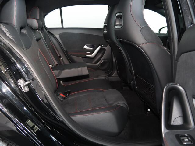 Mercedes-Benz A-KLASSE 180 Star Edition AMG Line | Night | Achteruitrijcamera | Led koplampen | Stoelverwarming | Getint glas |