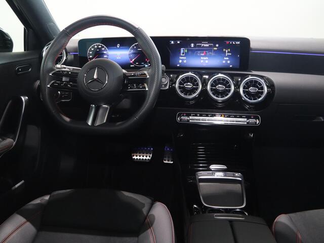 Mercedes-Benz A-KLASSE 180 Star Edition AMG Line | Night | Achteruitrijcamera | Led koplampen | Stoelverwarming | Getint glas |