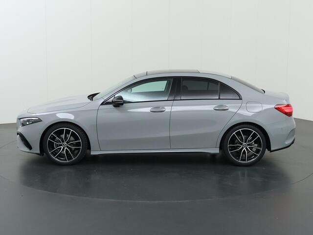 Mercedes-Benz A-KLASSE 180 Business Solution AMG | Night edition | Panoramadak | Memory stoelen | Head-up display | Stoelverwarming | Dodehoekassistent | AMG Line Plus
