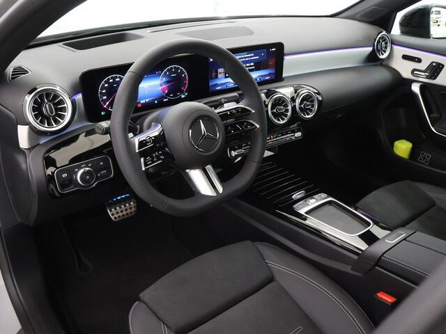 Mercedes-Benz A-KLASSE 180 Business Solution AMG | Night edition | Panoramadak | Memory stoelen | Head-up display | Stoelverwarming | Dodehoekassistent | AMG Line Plus
