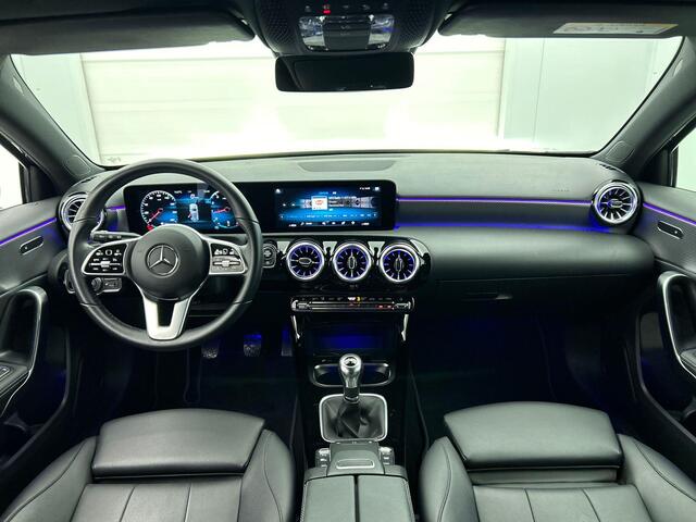 Mercedes-Benz A-KLASSE 160 Business Solution Luxury Navigatie Apple Carplay/Android Auto Camera Parkeersensoren Cruise Control Stoelverwarming Virtual Cockpit Lichtmetalen velgen Climate Control