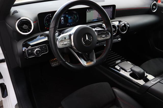 Mercedes-Benz A-KLASSE 180 Business Solution AMG Virtual Cockpit, Navigatie, Cruise control, Camera, Stoelverwarming, Apple Carplay