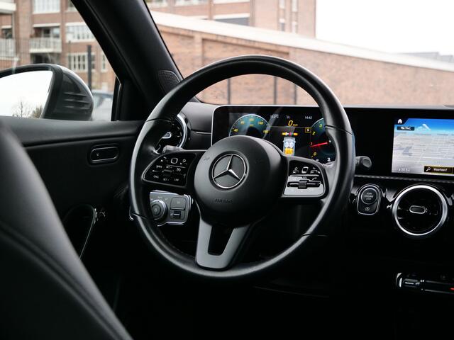 Mercedes-Benz A-KLASSE 180 Business Solution 136 Pk Automaat Navigatie / Camera / 18 inch / Stoelverwarming
