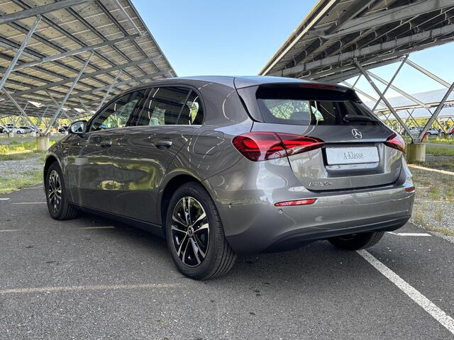 Mercedes-Benz A-KLASSE 250e Business Solution | Led Koplampen | Dodehoekassistent | Achteruitrijcamera | Apple carplay | Stoelverwarming |