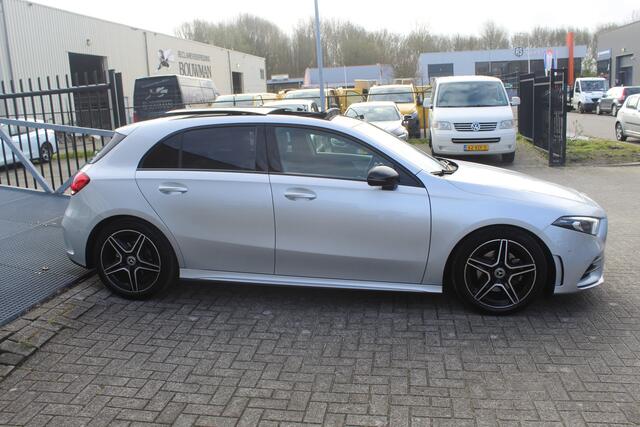 Mercedes-Benz A-KLASSE 180 AMG Night pakket Panoramadak/Stoelverwarming/Sfeerverlichting/DAB/Achteruitrijcamera/Cruise control 2e Paasdag geopend op Hellevoetsluis & Rotterdam van 12:00 tot 17:00