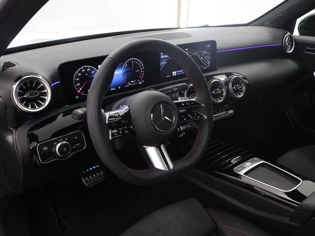 Mercedes-Benz A-KLASSE 250 e Star Edition AMG Line | Panoramadak | Nightpakket | Multibeam Koplampen | Sfeerverlichting | 19 Inch Mulitspaaks |
