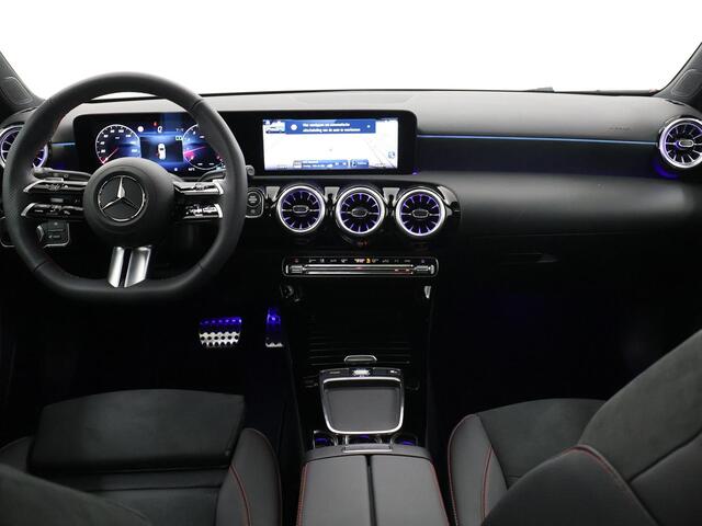 Mercedes-Benz A-KLASSE 180 Star Edition AMG Line | Nightpakket | Achteruitrijcamera | MULTIBEAM LED | Sfeerverlichting | Panoramaschuifdak | Sfeerverlichting