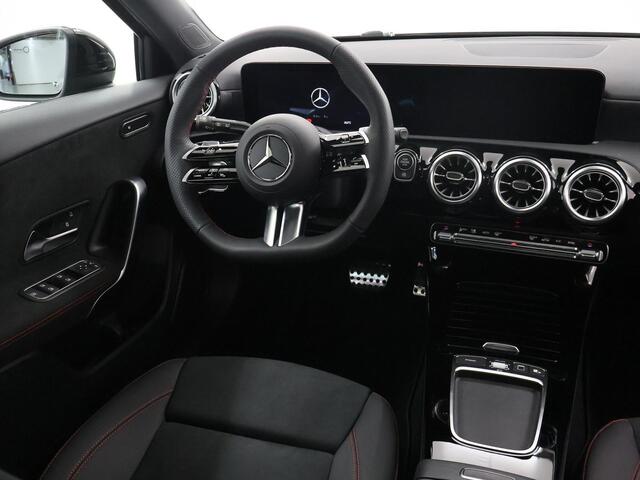 Mercedes-Benz A-KLASSE 180 Star Edition AMG Line | Panoramadak | Multibeam LED | 19-Inch | Sfeerverlichting | Nightpakket |