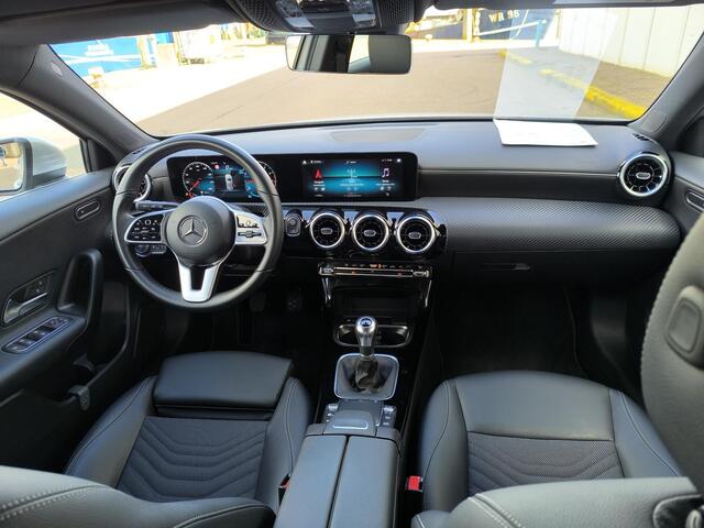 Mercedes-Benz A-KLASSE 180 Business Solution AMG All season banden, grote navi, virtual cockpit, carplay, camera, DAB+, stoelverwarming