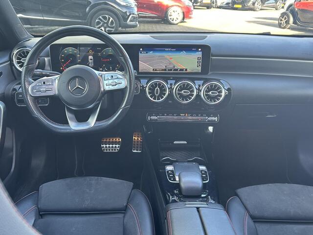 Mercedes-Benz A-KLASSE 180 d Premium Plus | Navigatie | Camera | Panoramadak | Dodehoek Detectie |