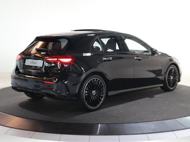 Mercedes-Benz A-KLASSE 180 Business Solution AMG | AMG Line Plus | Nightpakket | Panoramadak | HUD | Stoelverwarming | 360° Camera | Dodehoekassistent |