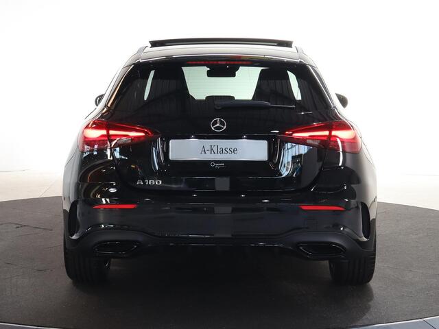 Mercedes-Benz A-KLASSE 180 Business Solution AMG | AMG Line Plus | Nightpakket | Panoramadak | HUD | Stoelverwarming | 360° Camera | Dodehoekassistent |