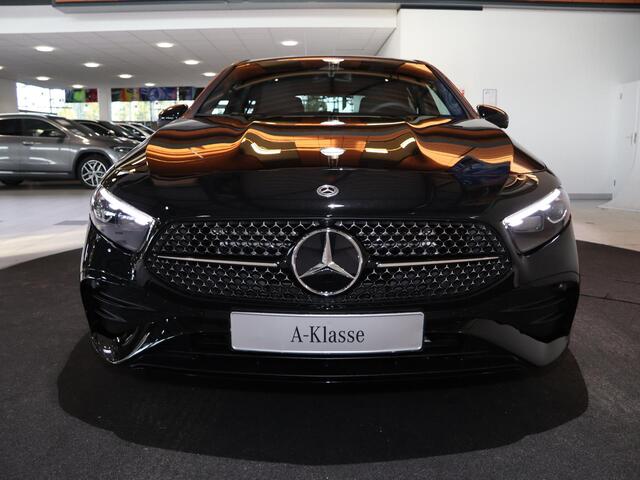 Mercedes-Benz A-KLASSE 180 Business Solution AMG | AMG Line Plus | Nightpakket | Panoramadak | HUD | Stoelverwarming | 360° Camera | Dodehoekassistent |