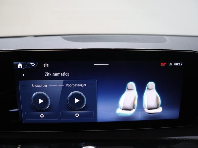 Mercedes-Benz A-KLASSE 180 Business Solution AMG | AMG Line Plus | Nightpakket | Panoramadak | HUD | Stoelverwarming | 360° Camera | Dodehoekassistent |