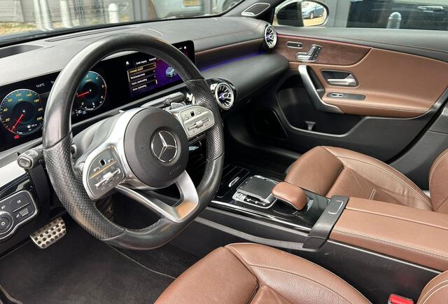 Mercedes-Benz A-KLASSE 180 d Launch Edition Premium Plus | BOMVOL | NL AUTO | AMG Pakket | Night Pakket | Sfeerverlichting | Burmester | PANO | Memory | 360 Camera | Elektrische Stoelen Met Stoelverwarming | DAB+ | 2 Sleutels |