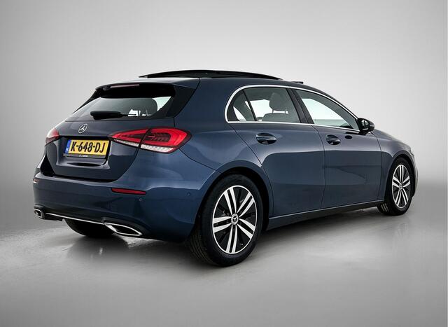 Mercedes-Benz A-KLASSE 180 Business Solution Luxury Panorama Schuif-Kanteldak | Parkeerpakket met achteruitrijcamera | Ledkoplampen | Sfeerverlichting | Apple CarPlay Inclusief 24 maanden MB Certified garantie voor Europa.