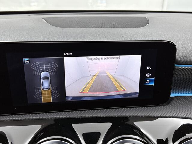 Mercedes-Benz A-KLASSE 180 Business Solution Luxury Panorama Schuif-Kanteldak | Parkeerpakket met achteruitrijcamera | Ledkoplampen | Sfeerverlichting | Apple CarPlay Inclusief 24 maanden MB Certified garantie voor Europa.