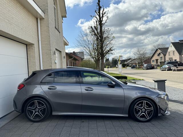 Mercedes-Benz A-KLASSE 180 AMG Aut Panoramadak Nightpakket Widescreen AmbientLight Keyless SportLeder Led Camera 18" Pdc