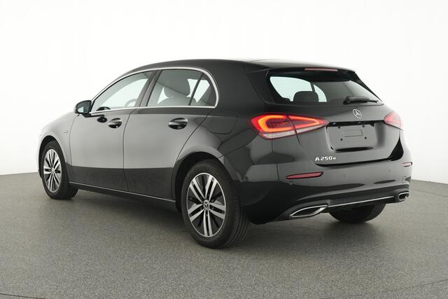 Mercedes-Benz A-KLASSE 250 e Plug-In Hybride Business Solution Luxury | Ledkoplampen | Parkeerpakket met achteruitrijcamera | Apple CarPlay. Inclusief 24 maanden MB Certified garantie voor Europa.