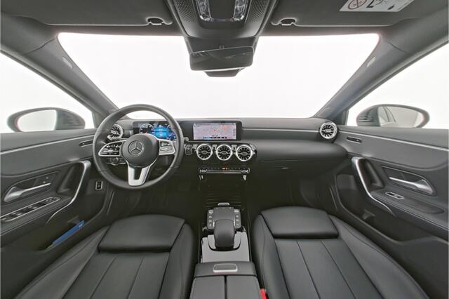 Mercedes-Benz A-KLASSE 250 e Plug-In Hybride Business Solution Luxury | Ledkoplampen | Parkeerpakket met achteruitrijcamera | Apple CarPlay. Inclusief 24 maanden MB Certified garantie voor Europa.
