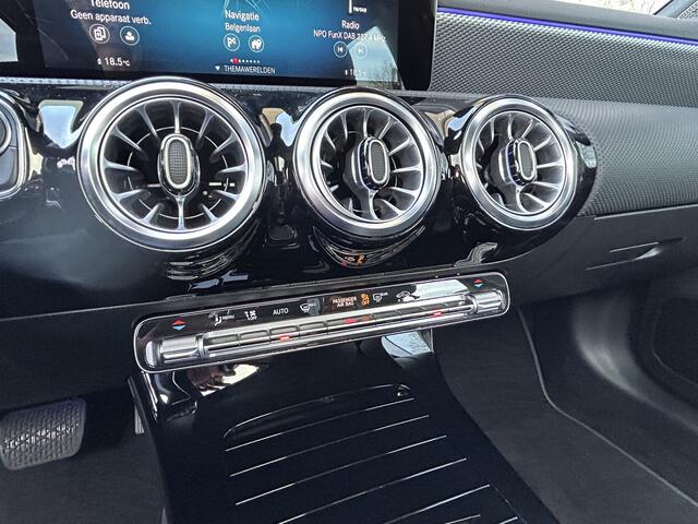 Mercedes-Benz A-KLASSE 200 Luxury 164pk // Panoramadak // Carplay // Sfeerverlichting // MultiBeam LED // Keyless Entry // Camera // Advanced Audio