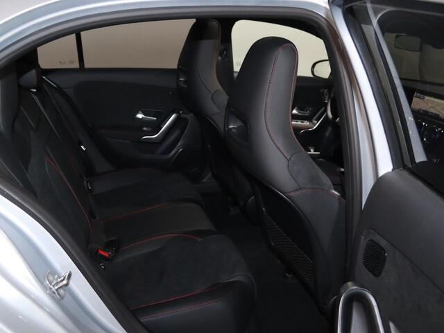 Mercedes-Benz A-KLASSE 180 Business Solution AMG | Panoramaschuifdak | Premium Plus pakket | Stoelverwarming | Achteruitrijcamera | MULTIBEAM LED |