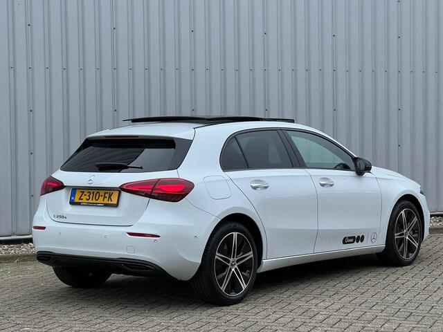 Mercedes-Benz A-KLASSE 250 e Luxury | Panoramadak | Achteruitrijcamera | Stoelverwarming | Sfeerverlichting | Dodehoekassistent | Multibeam LED | Apple & Android Carplay