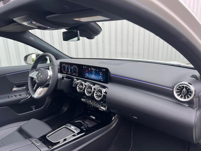 Mercedes-Benz A-KLASSE 250 e Luxury | Panoramadak | Achteruitrijcamera | Stoelverwarming | Sfeerverlichting | Dodehoekassistent | Multibeam LED | Apple & Android Carplay