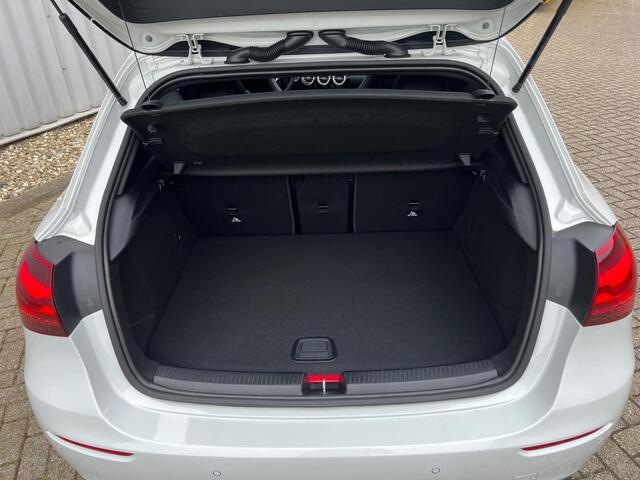 Mercedes-Benz A-KLASSE 250 e Luxury | Panoramadak | Achteruitrijcamera | Stoelverwarming | Sfeerverlichting | Dodehoekassistent | Multibeam LED | Apple & Android Carplay