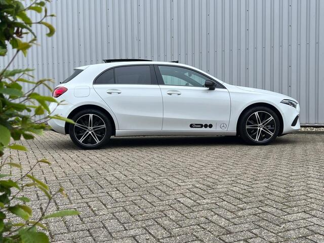 Mercedes-Benz A-KLASSE 250 e Luxury | Panoramadak | Achteruitrijcamera | Stoelverwarming | Sfeerverlichting | Dodehoekassistent | Multibeam LED | Apple & Android Carplay