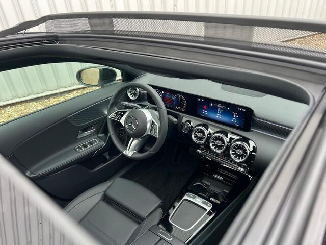 Mercedes-Benz A-KLASSE 250 e Luxury | Panoramadak | Achteruitrijcamera | Stoelverwarming | Sfeerverlichting | Dodehoekassistent | Multibeam LED | Apple & Android Carplay