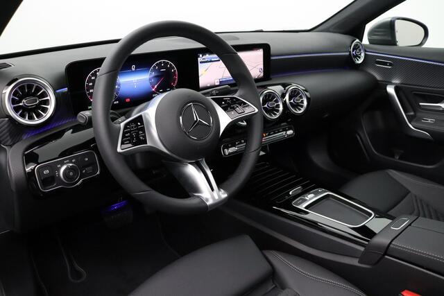 Mercedes-Benz A-KLASSE 180 Star Edition | Panoramadak | Apple CarPlay | Android Auto | Sfeerverlichting | Stoelverwarming | Achteruitrijcamera | Parkeersensoren | Elektrisch Inklapbare Buitenspiegels